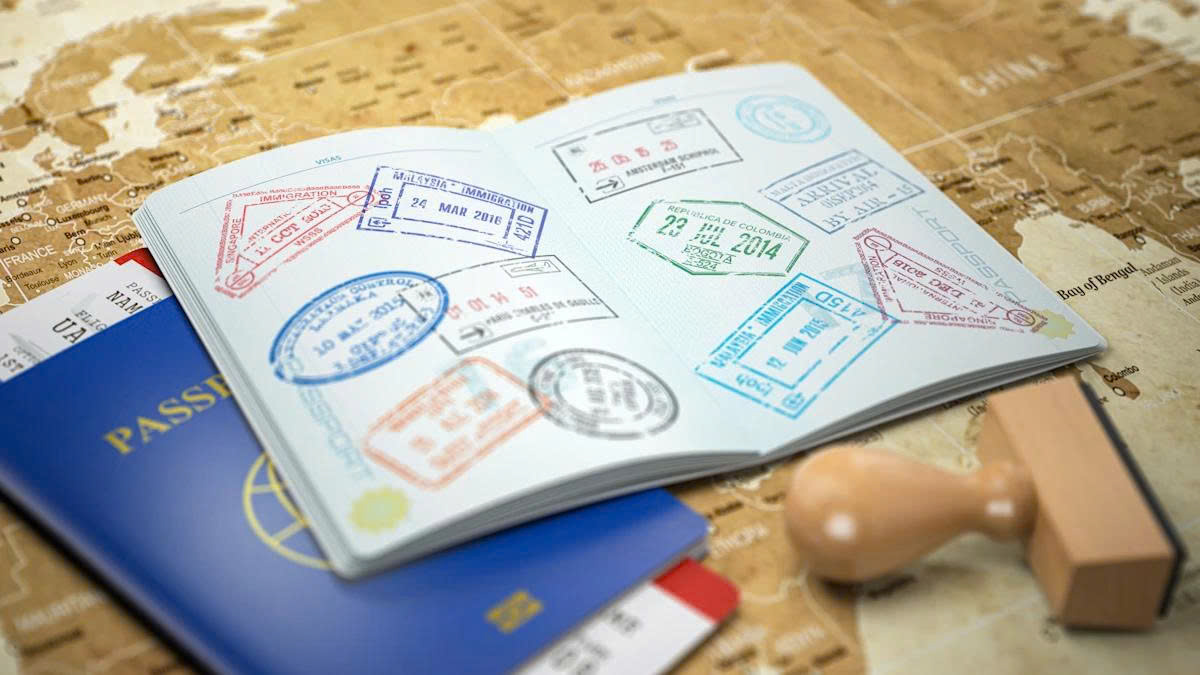 Kiểm tra giấy tờ của khách nước ngoài